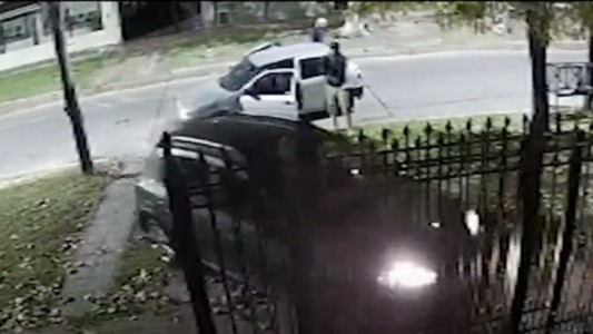 Video: quisieron asaltarlo y se escapó con el auto por la vereda