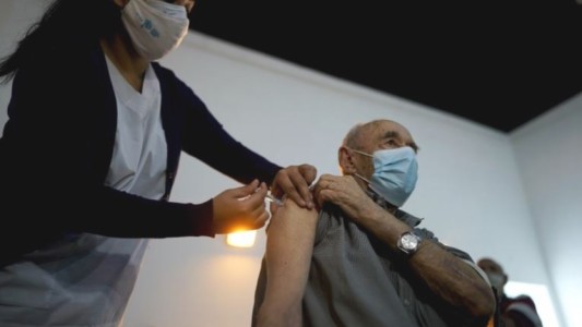 El Presidente afirmó que "en pocas semanas la totalidad de las personas de riesgo" estarán vacunadas contra el coronavirus
