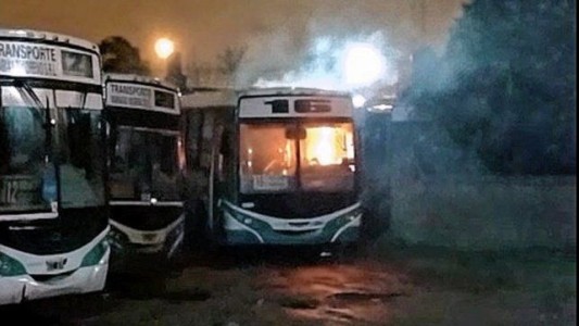 Video: se incendió en un colectivo en Paraná