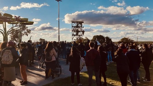 "Médicos por la Verdad" organizó una masiva marcha anticuarentena en Rosario