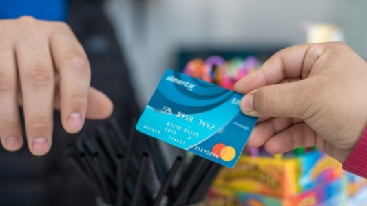 Analizan eliminar el IVA para compras con la Tarjeta Alimentar