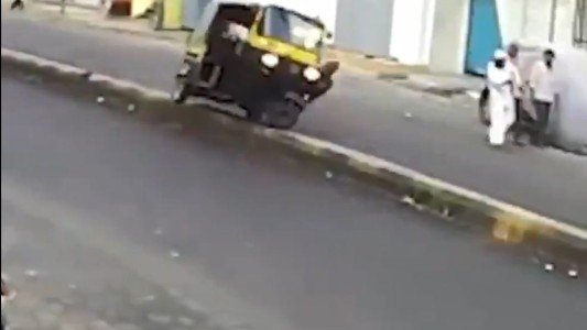 Un hombre intentó patear a un perro al que casi atropella y sufrió un accidente