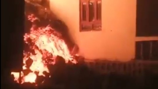 Pánico por ríos de lava que llegaron a las viviendas tras la erupción de un volcán