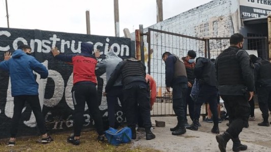 Jugaban un "picado" clandestino a metros de una garita policial y terminaron en la comisaría