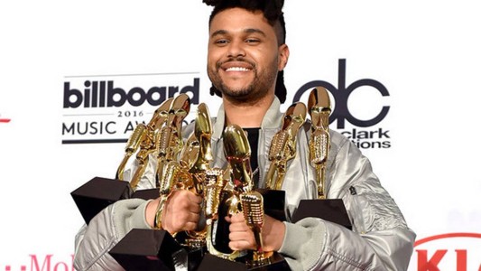 The Weeknd toma revancha de los Grammy al consagrarse en los Premios Billboard