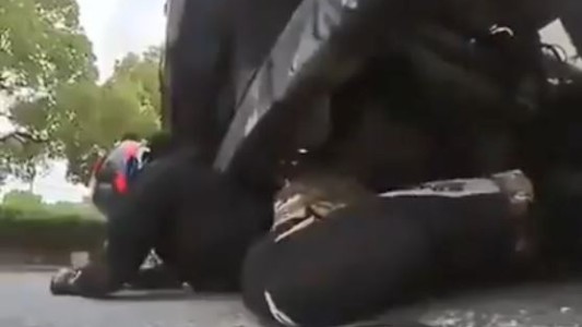 Grababa un video mientras iba en moto y terminó debajo de un camión