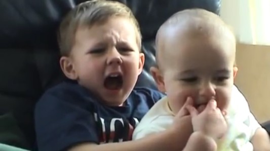 Vendieron en US$ 760.000 el video viral de un bebé mordiendo a su hermano