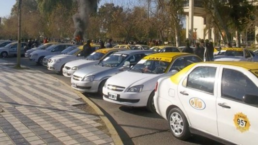 Un taxista afirmó que su recaudación cayó un 80%: "Vuelvo con 500 pesos a casa"