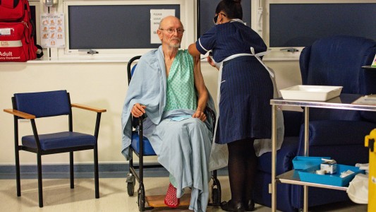 Murió William Shakespeare, el primer hombre vacunado contra el covid-19