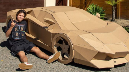 Creó un Lamborghini de cartón, lo vendió por más 10 mil dólares y lo donó a un hospital