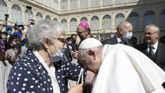 Gesto del Papa: Besó el tatuaje con el número del campo de concentración de Auschwitz-Birkenau de una sobreviviente