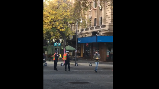 Le regaló café a los Policías durante el 25 de mayo: "Hacer algo diferente por los demás nunca está mal"