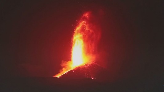 El Etna vuelve a entrar en erupción y deja una nube de humo y ceniza en Sicilia