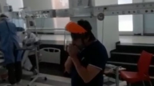 Video: el joven que toca el himno con la armónica para los pacientes con coronavirus internados