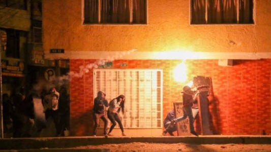 Otra noche de violentos enfrentamientos en Colombia