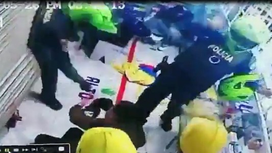 Así golpeaba brutalmente la policía a un grupo de paramédicos