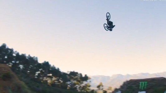 Un español se queda con el récord de salto de bicicleta de montaña