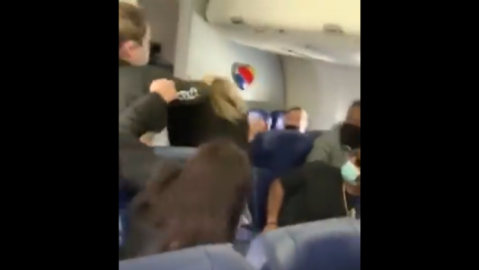 Una azafata perdió dos dientes tras la golpiza de una pasajera