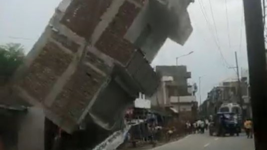 El momento en que se derrumba un edificio tras el paso de un camión