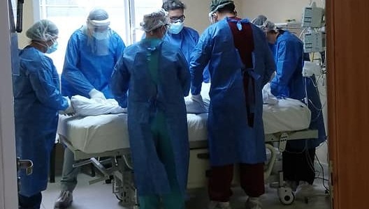 Ante el colapso, una médica se sinceró: "Ya no me banco más la despedida telefónica antes de intubar al paciente"