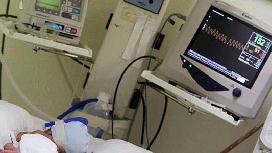 Violaron a una mujer, la golpearon y la dejaron colgada de un poste: está grave