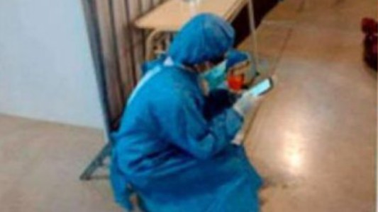 Entre hisopado e hisopado, una enfermera rindió su última materia y se recibió de licenciada