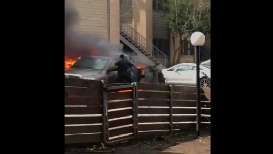 Video: así rescataron a un hombre de un auto en llamas segundos antes de que explote