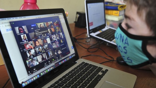 Escuelas bonaerenses siguen con clases virtuales: analizan adelanto de vacaciones