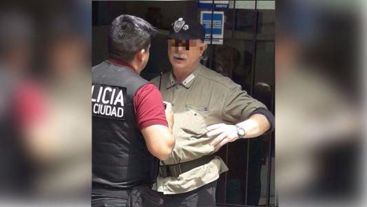 Arrestaron a un hombre vestido con simbología nazi que sacaba fotos frente a una escuela judía