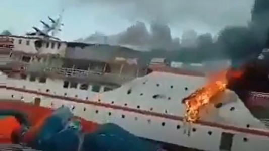 Pánico por un incendio de un ferry con 200 pasajeros