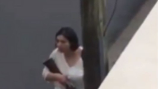Cinematográfico arresto de una mujer armada con un rifle en la calle