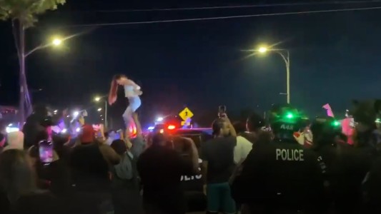 Fiesta que incluyó un striptease sobre un patrullero terminó con cientos de detenidos