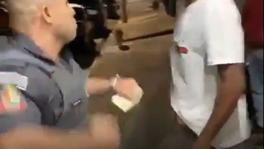 Policía violento golpea a un joven de manera brutal durante un control