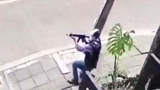 Polémica por civiles armados que disparan contra manifestantes en Colombia