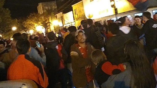 Pese a las restricciones, hinchas de Colón coparon las calles de Santa Fe