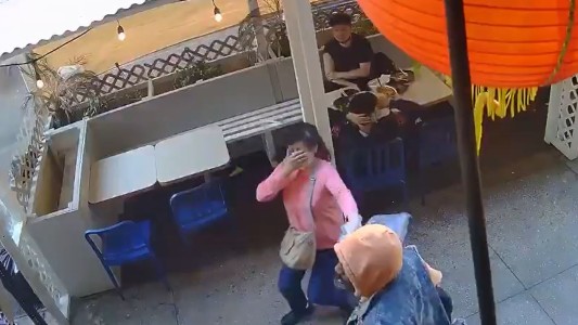El momento de un brutal ataque a una mujer en plena calle
