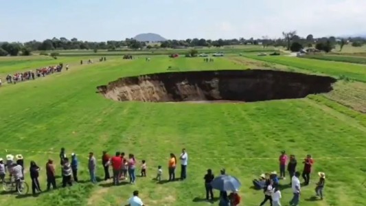 El misterio de la aparición de un pozo gigantesco en medio de un campo cultivado