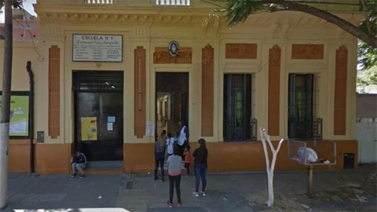 Quilmes: Una orientadora fue a asistir a un chico que no entraba a clases y salvó a la madre apuñalada