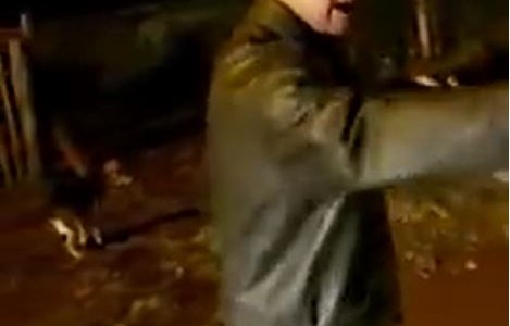 Impresionante: con un cuchillo clavado en la frente continúa peleando con la policía
