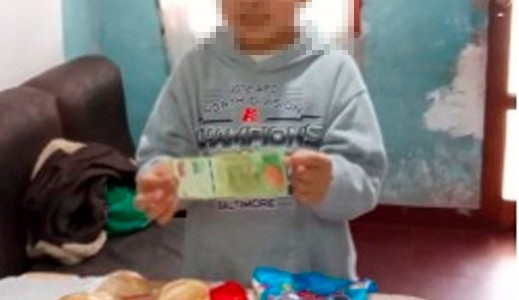 Un nene encontró un celular, lo devolvió y fue recompensado