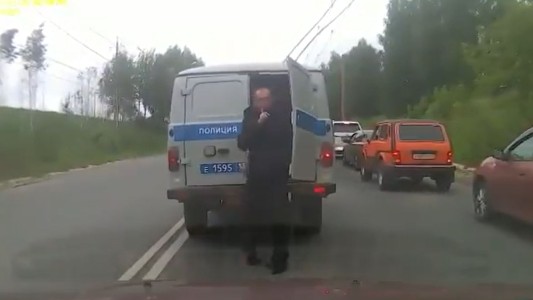 Así fue el fallido intento de fuga de un detenido en medio de un embotellamiento