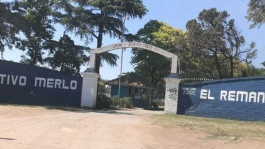 Hallan el cadáver de una mujer semidesnuda y golpeada en la cabeza en un descampado de Merlo