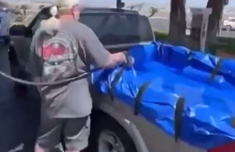 Insólito: captan a un hombre llenando de nafta la parte posterior de su camioneta