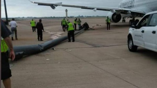 El momento en que un avión derribó un poste durante un despegue