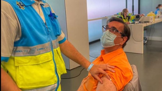 El enfermero que logra sacarle una sonrisa a quienes van a vacunarse