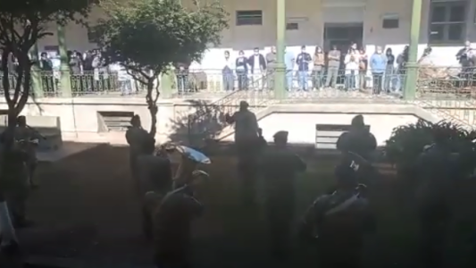 Homenaje a los héroes de la salud: una banda tocó en el Hospital Cullen de Santa Fe