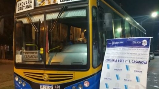 Subieron a un colectivo con una cuchilla y asaltaron a todos los pasajeros