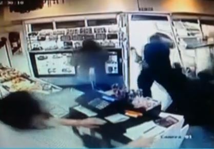 Video: Chocó una camioneta y se metió en una panadería con clientes adentro