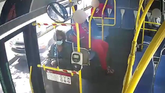 Buscan a un hombre que le prendió fuego al pelo de una pasajera en un colectivo