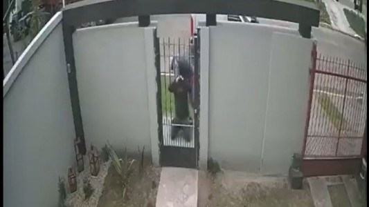 Violento ataque de motochorros a una repartidor en Merlo